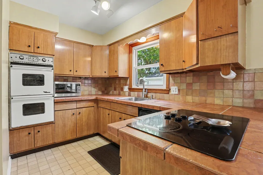1653 Ridgeview Street SE Grand Rapids City MI 49506