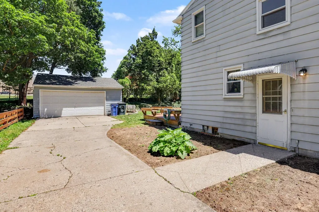 1653 Ridgeview Street SE Grand Rapids City MI 49506