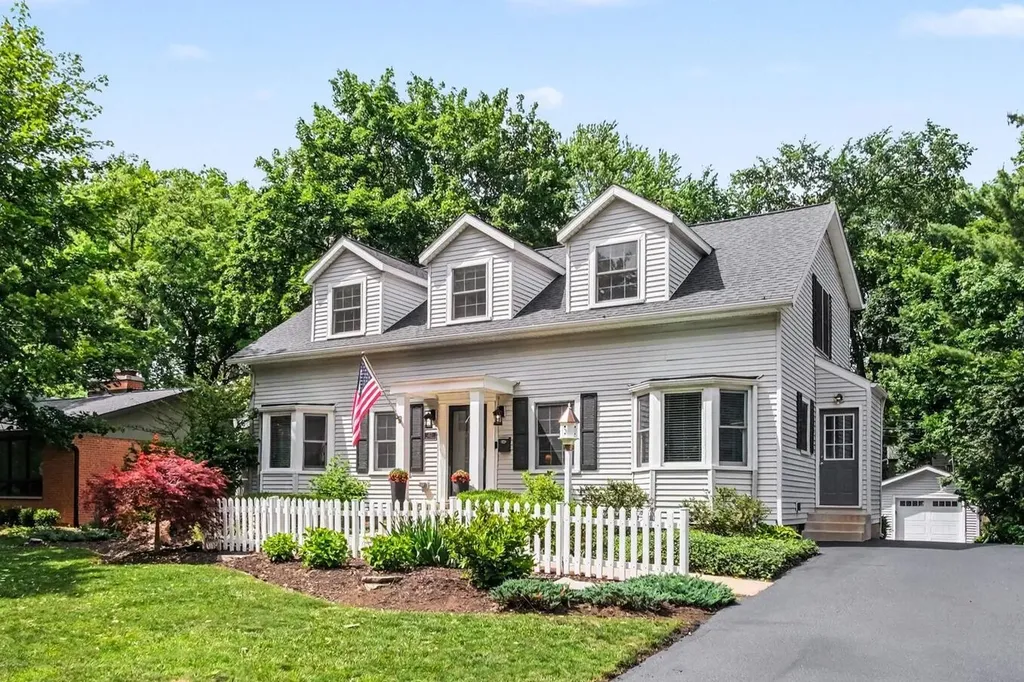 2621 Elmwood Drive SE East Grand Rapids City MI 49506