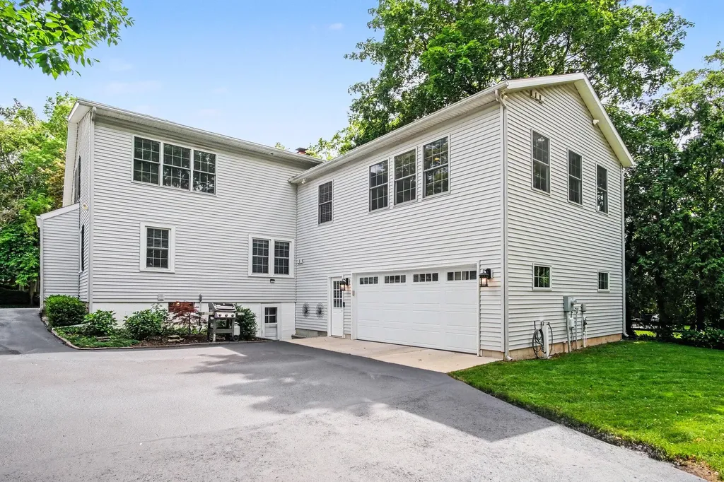 2621 Elmwood Drive SE East Grand Rapids City MI 49506