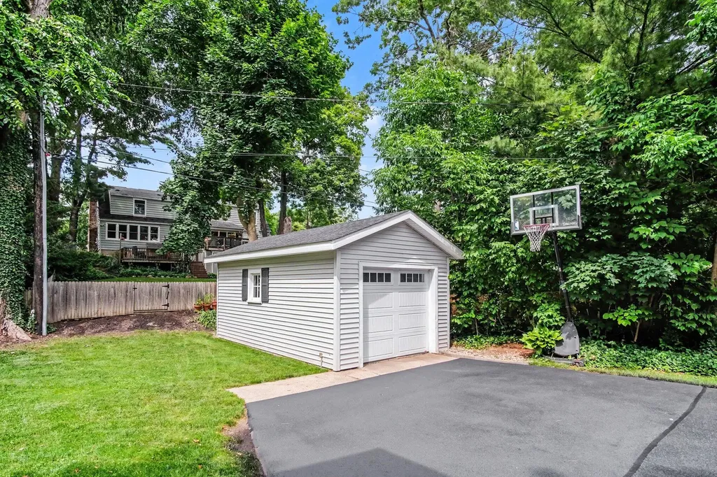 2621 Elmwood Drive SE East Grand Rapids City MI 49506