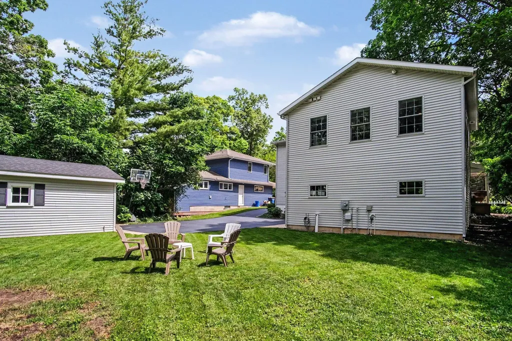2621 Elmwood Drive SE East Grand Rapids City MI 49506
