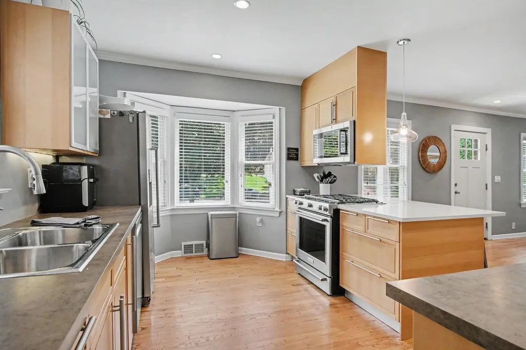 2621 Elmwood Drive SE East Grand Rapids City MI 49506