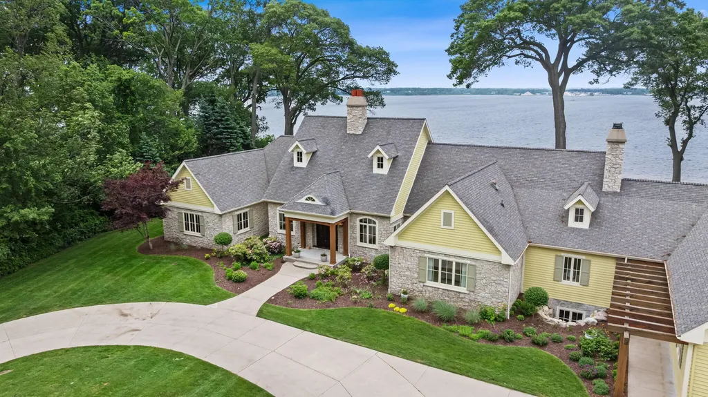 329 W Circle Drive North Muskegon City MI 49445
