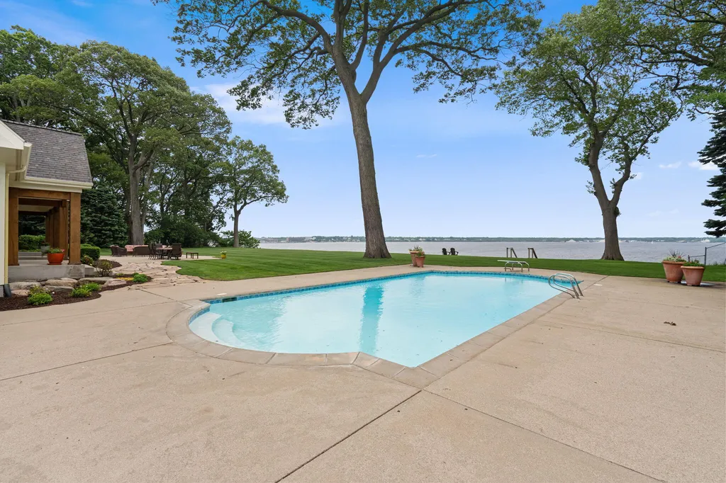 329 W Circle Drive North Muskegon City MI 49445