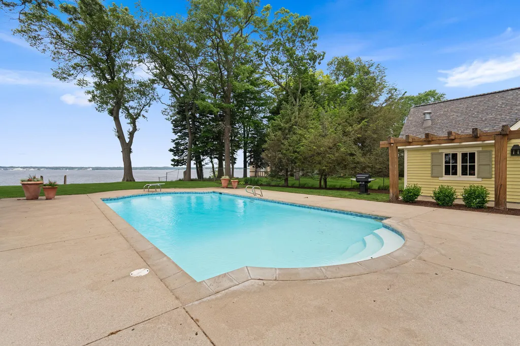 329 W Circle Drive North Muskegon City MI 49445