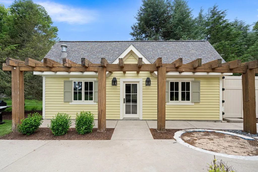 329 W Circle Drive North Muskegon City MI 49445