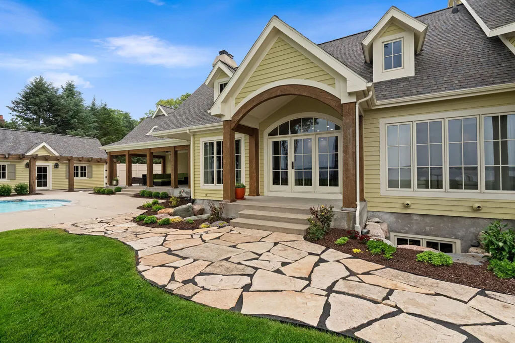 329 W Circle Drive North Muskegon City MI 49445