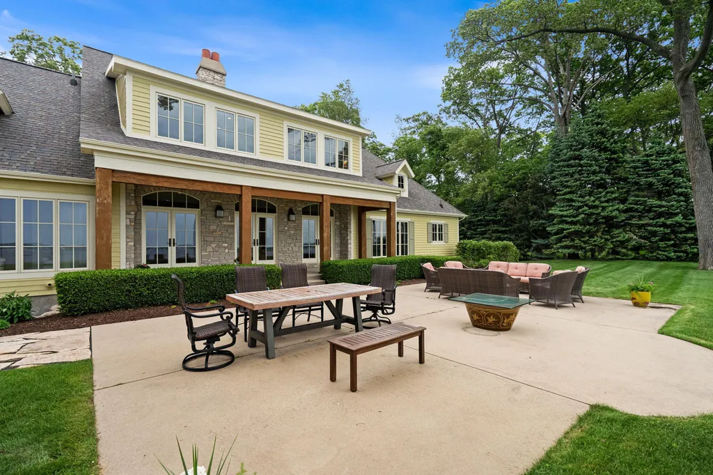 329 W Circle Drive North Muskegon City MI 49445
