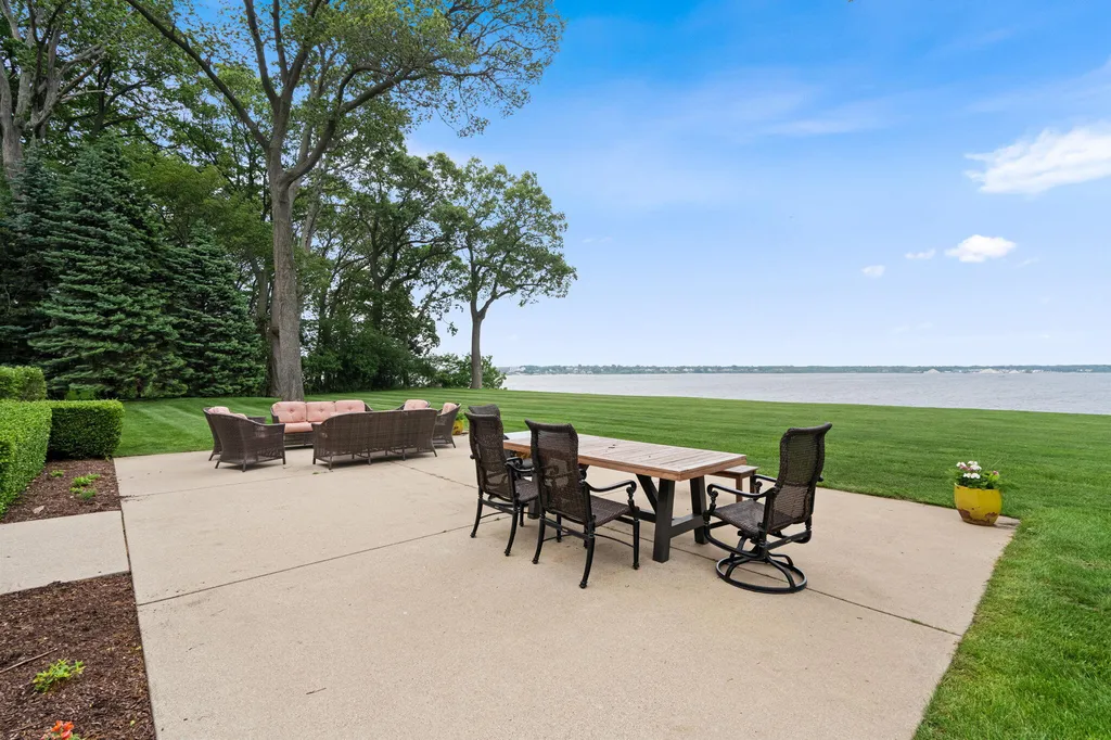 329 W Circle Drive North Muskegon City MI 49445