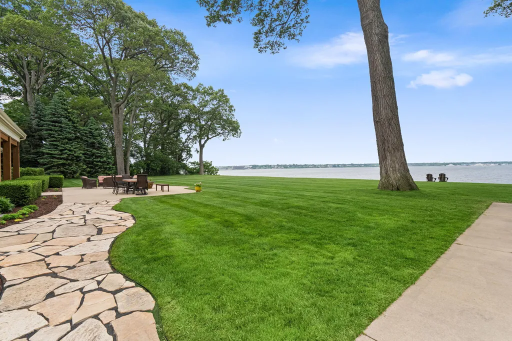 329 W Circle Drive North Muskegon City MI 49445
