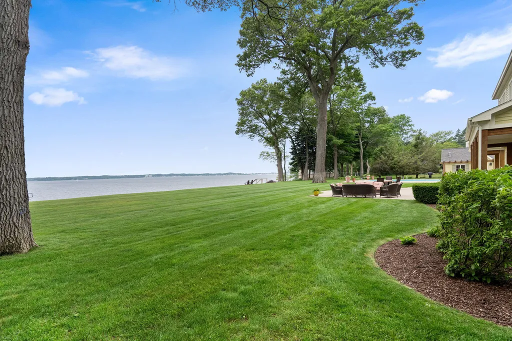 329 W Circle Drive North Muskegon City MI 49445