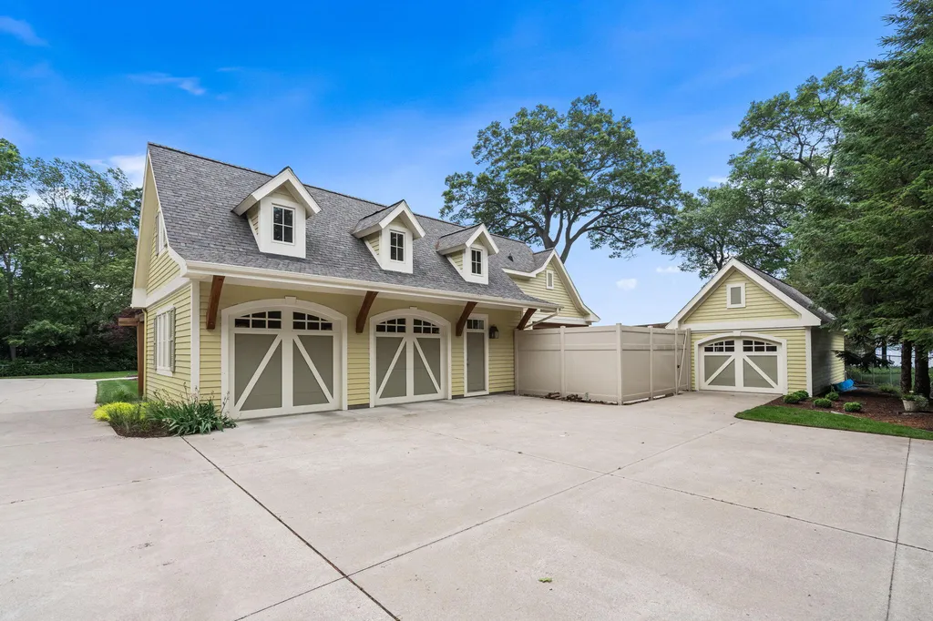 329 W Circle Drive North Muskegon City MI 49445
