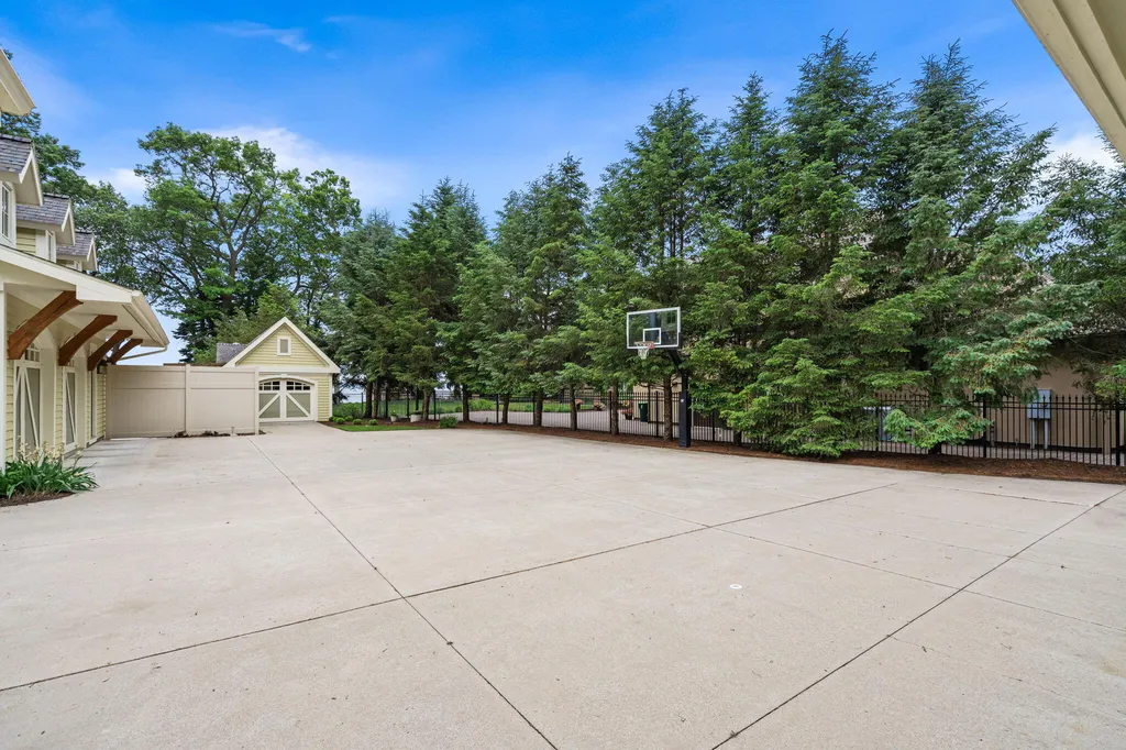 329 W Circle Drive North Muskegon City MI 49445