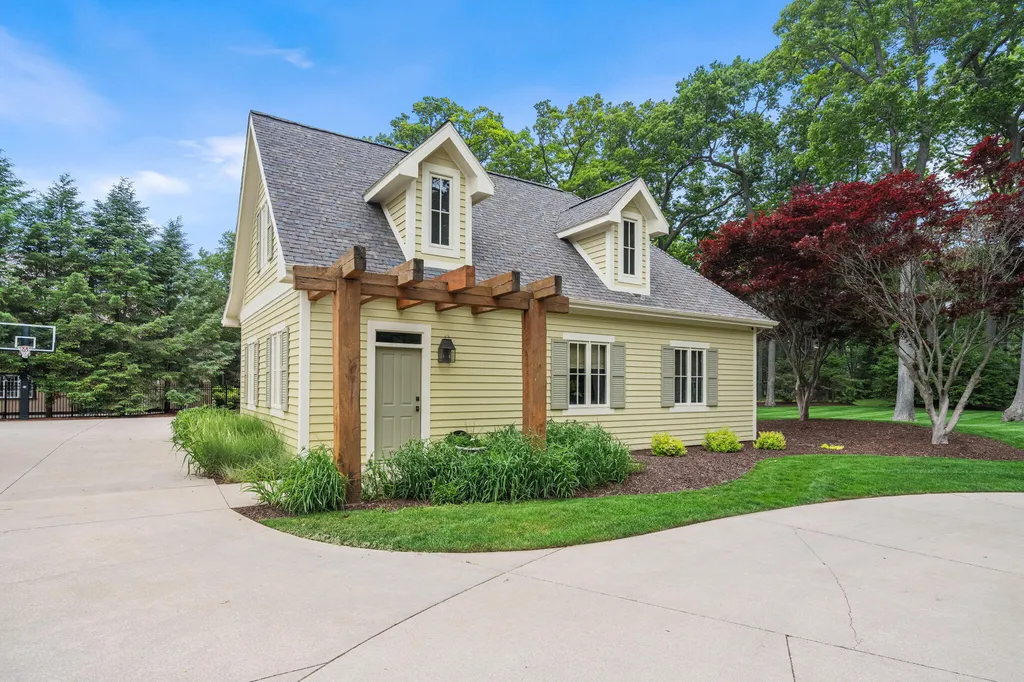 329 W Circle Drive North Muskegon City MI 49445