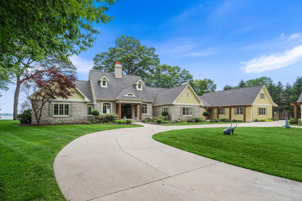 329 W Circle Drive North Muskegon City MI 49445
