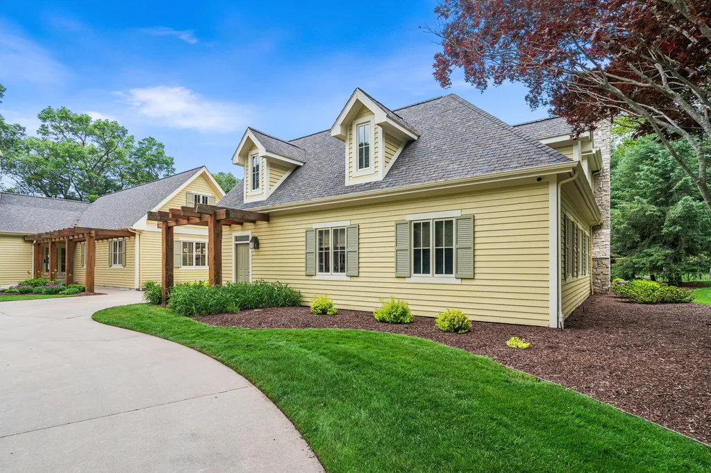 329 W Circle Drive North Muskegon City MI 49445