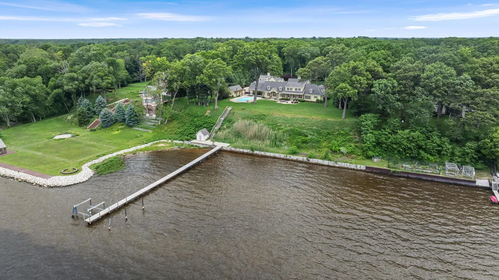 329 W Circle Drive North Muskegon City MI 49445