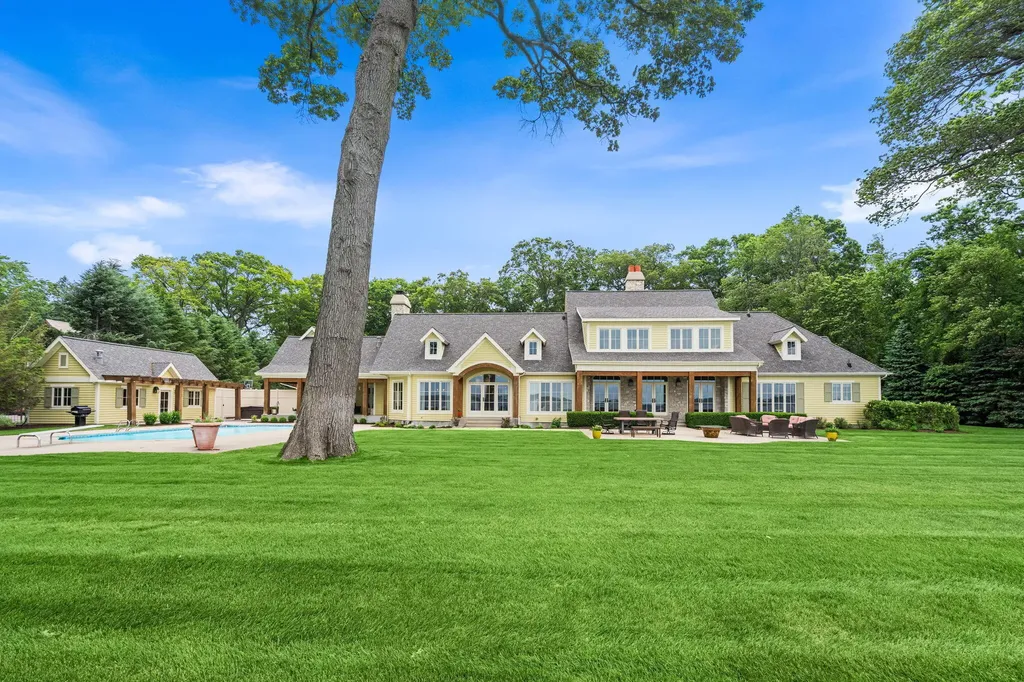 329 W Circle Drive North Muskegon City MI 49445