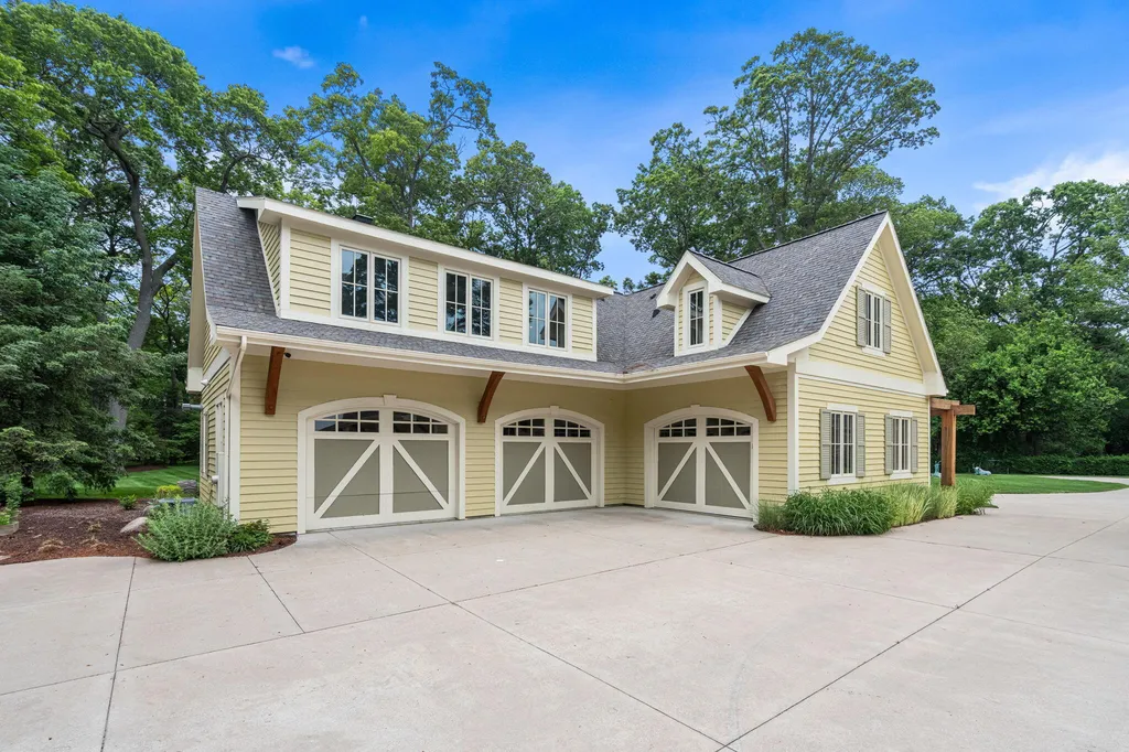 329 W Circle Drive North Muskegon City MI 49445