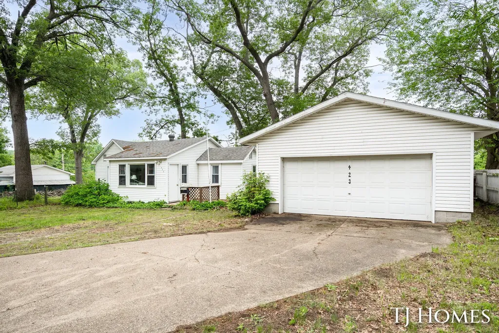 423 Collins Avenue Muskegon Heights City MI 49444