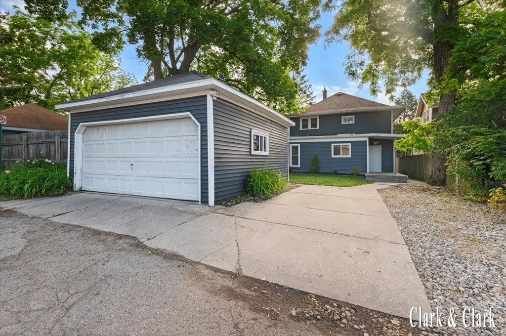 437 Rosewood Avenue SE East Grand Rapids City MI 49506