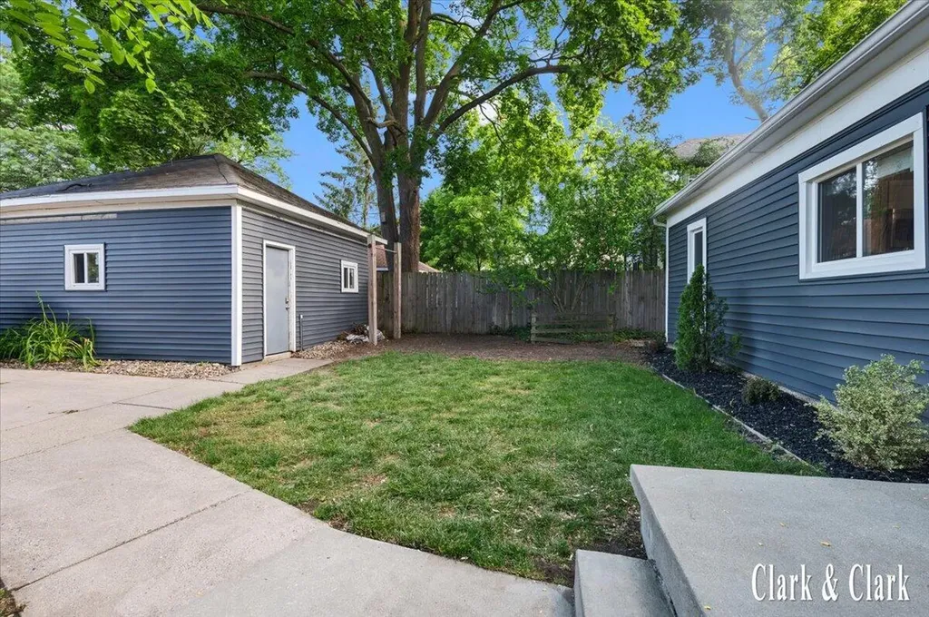 437 Rosewood Avenue SE East Grand Rapids City MI 49506
