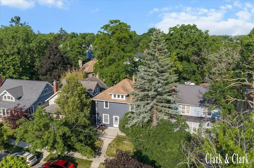 437 Rosewood Avenue SE East Grand Rapids City MI 49506