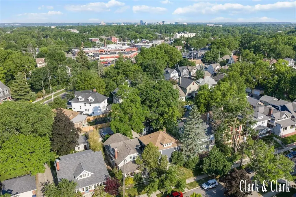 437 Rosewood Avenue SE East Grand Rapids City MI 49506