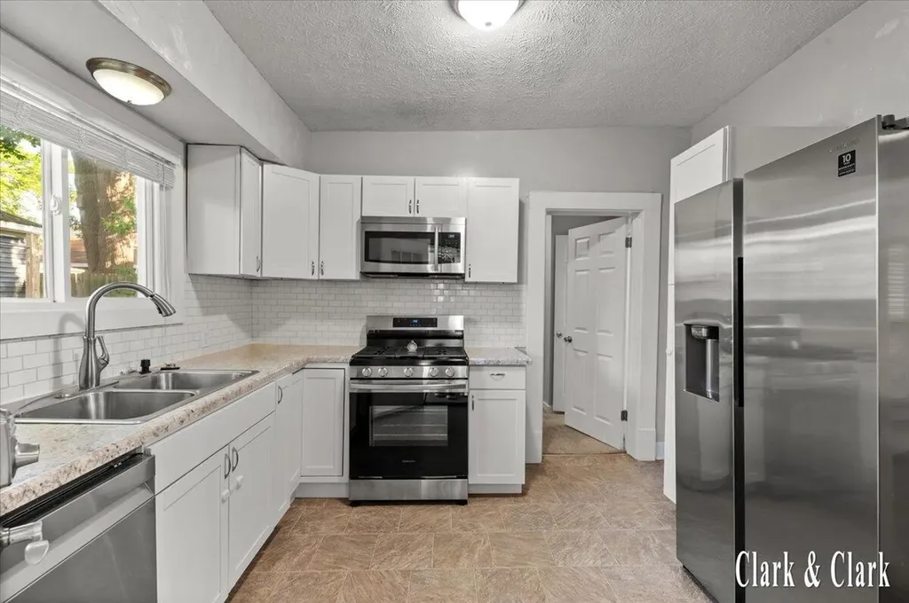 437 Rosewood Avenue SE East Grand Rapids City MI 49506