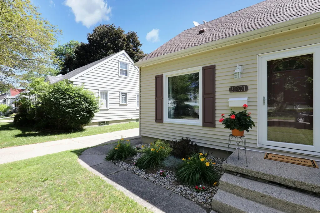 3201 Sablain Parkway Drive Lansing City MI 48910