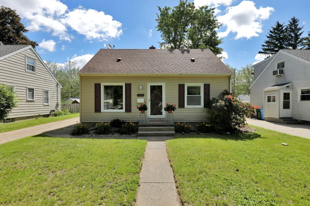 3201 Sablain Parkway Drive Lansing City MI 48910