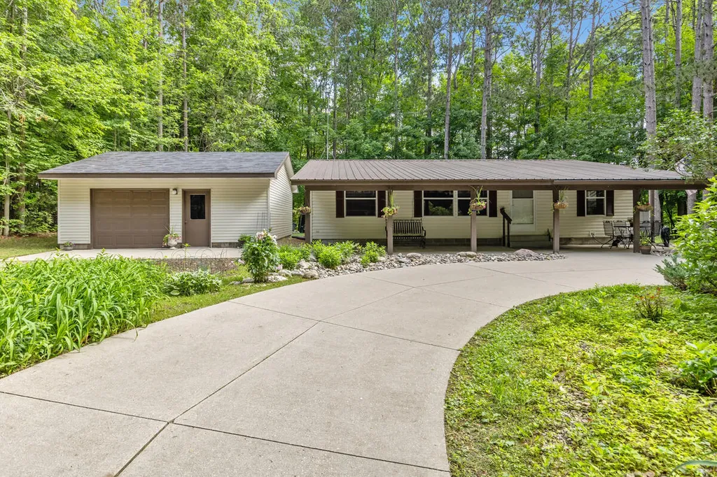 6009 Keeney Drive Belvidere Township MI 48886