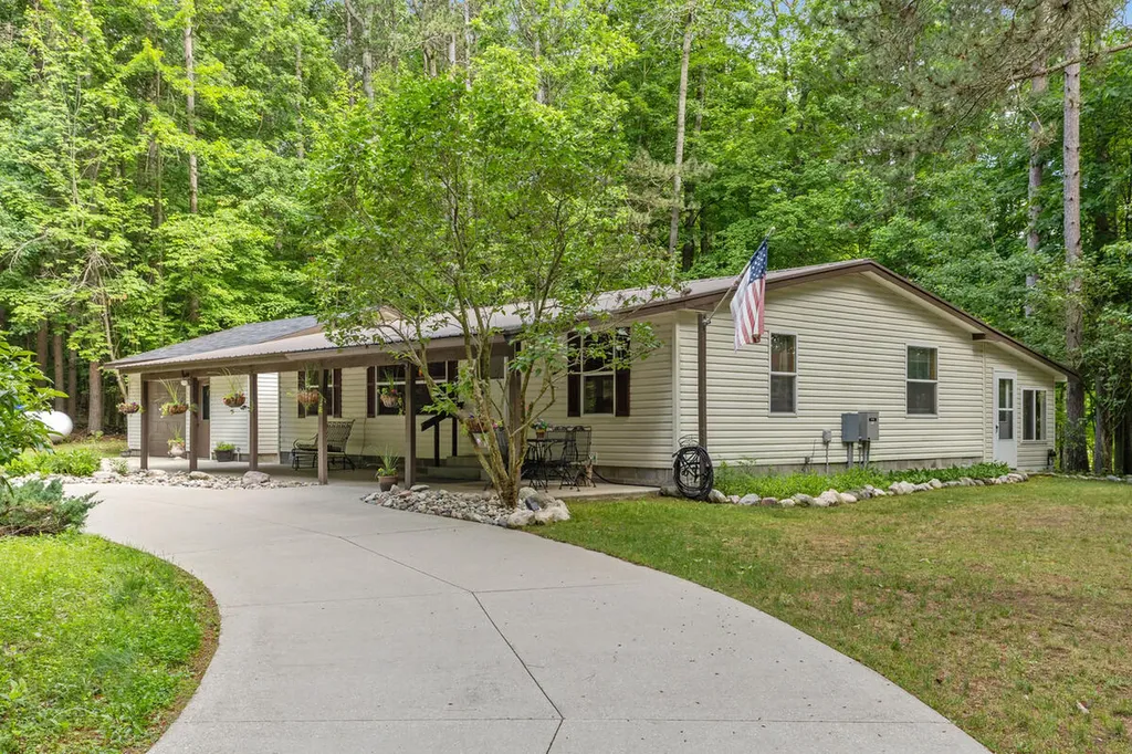 6009 Keeney Drive Belvidere Township MI 48886
