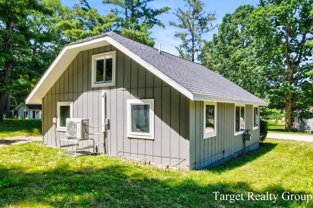 8660 Merry Drive NE Cannon Township MI 49341