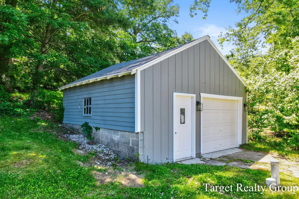8660 Merry Drive NE Cannon Township MI 49341