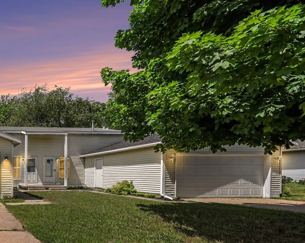 423 Pine Place Street SE Kentwood City MI 49548