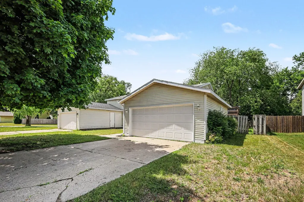 423 Pine Place Street SE Kentwood City MI 49548