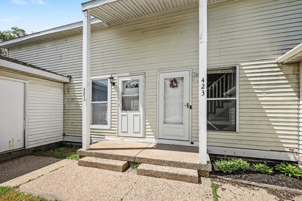 423 Pine Place Street SE Kentwood City MI 49548