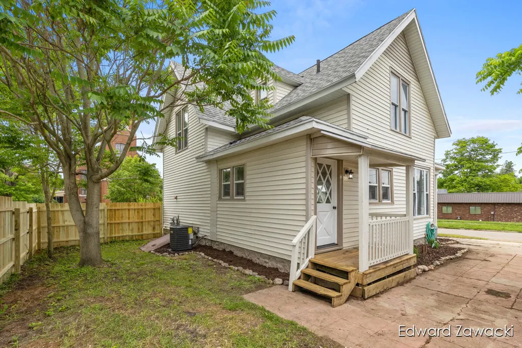 404 S Bridge Street Belding City MI 48809