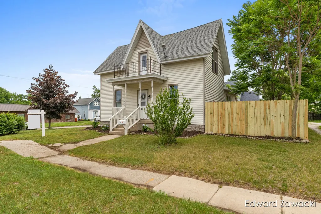 404 S Bridge Street Belding City MI 48809