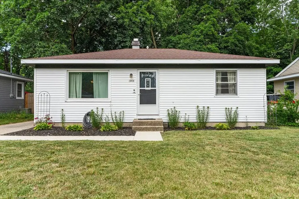 1944 Oakcliff Drive NE Grand Rapids Charter Township MI 49525