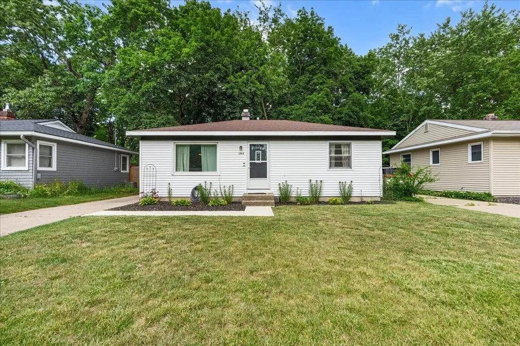 1944 Oakcliff Drive NE Grand Rapids Charter Township MI 49525