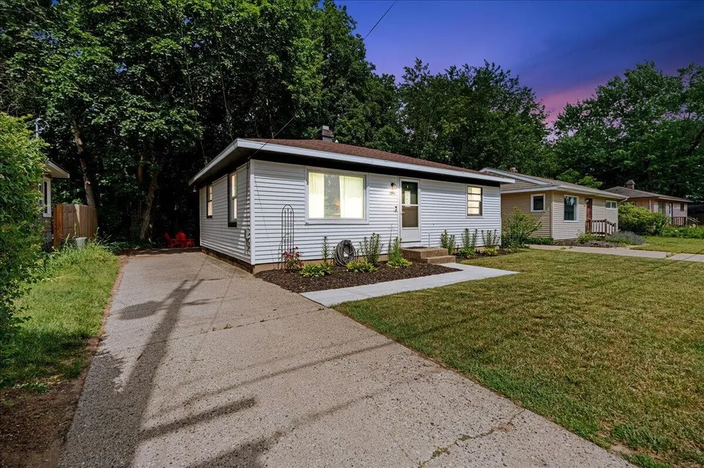 1944 Oakcliff Drive NE Grand Rapids Charter Township MI 49525