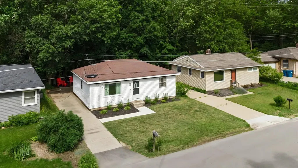 1944 Oakcliff Drive NE Grand Rapids Charter Township MI 49525