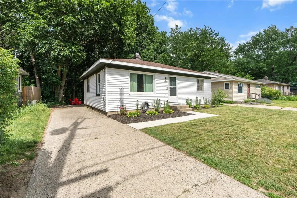 1944 Oakcliff Drive NE Grand Rapids Charter Township MI 49525