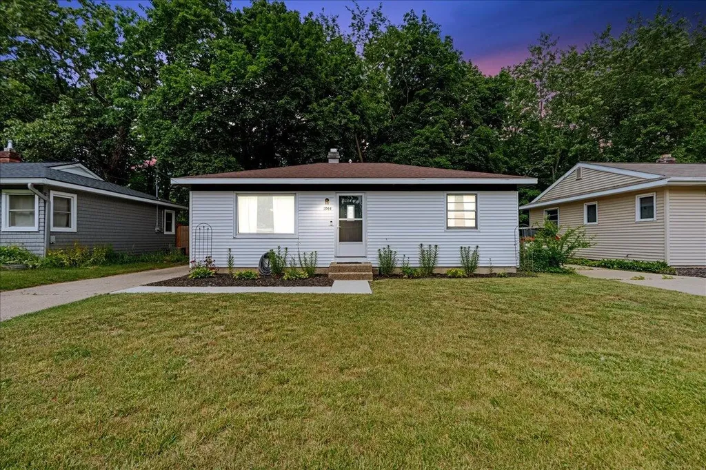 1944 Oakcliff Drive NE Grand Rapids Charter Township MI 49525