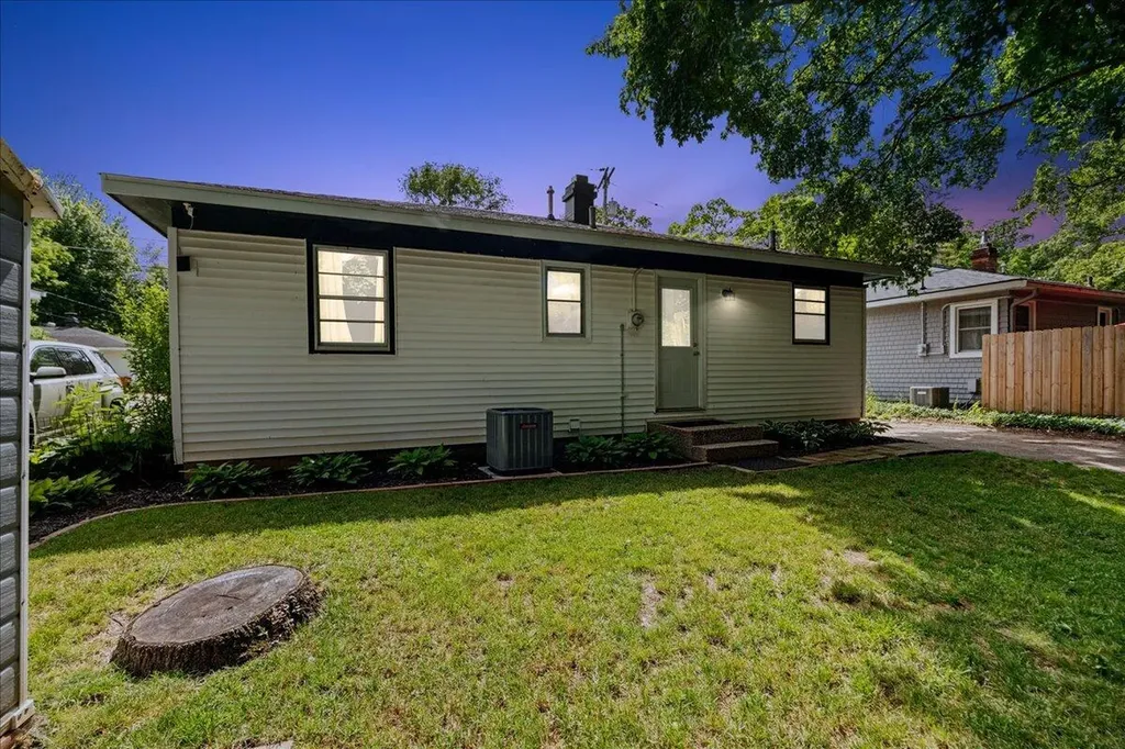 1944 Oakcliff Drive NE Grand Rapids Charter Township MI 49525