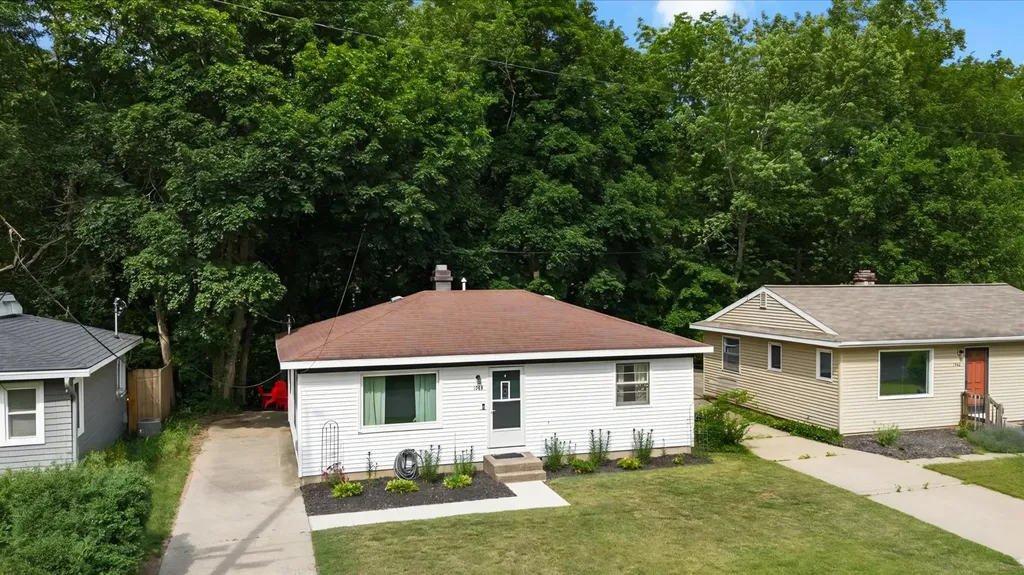 1944 Oakcliff Drive NE Grand Rapids Charter Township MI 49525