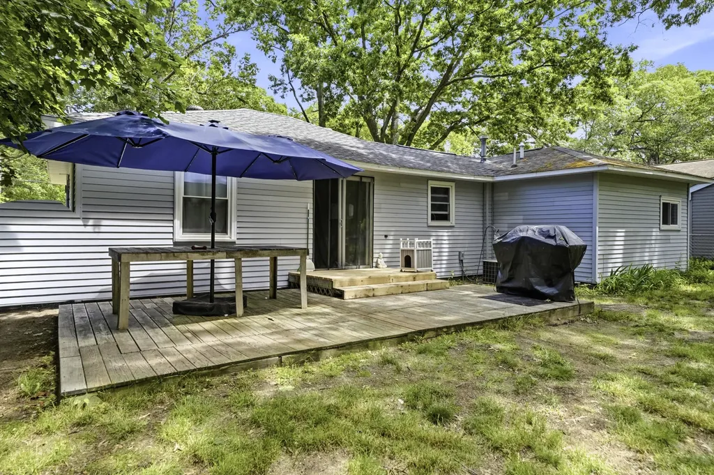 1481 Canterbury Avenue Norton Shores City MI 49444